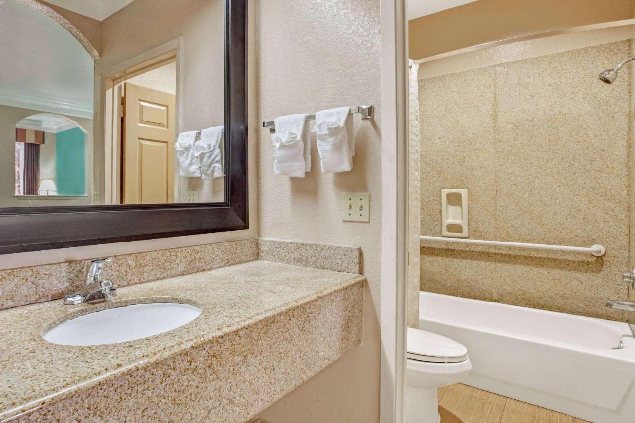 Super 8 By Wyndham Galveston Hotel Exterior photo