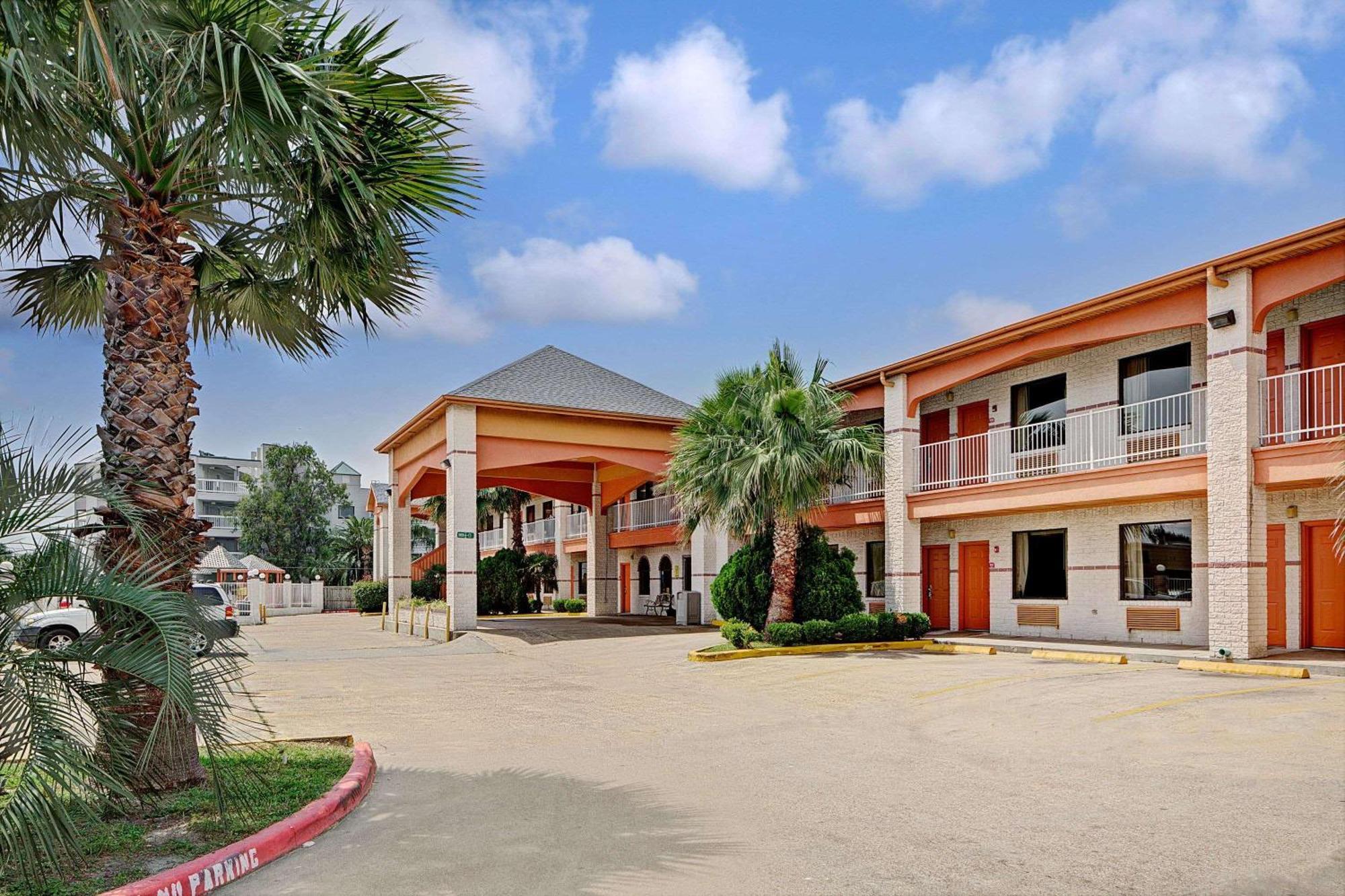 Super 8 By Wyndham Galveston Hotel Exterior photo